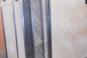 Carrelage imitation pierre grand format showroom-min