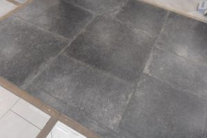 carrelage imitation pierre bleue showroom-min
