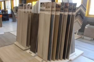 présentoirs carrelage bois showroom-min