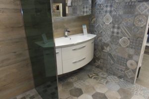 salle de bains carreaux de ciment et bois showroom-min